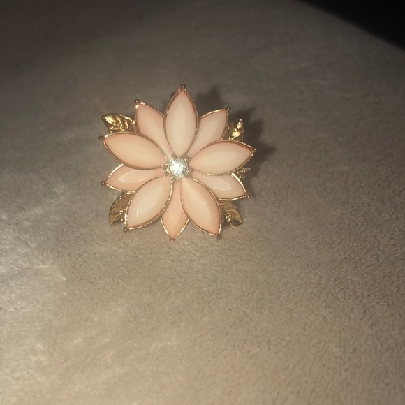 🌸2/$30🌸Beautiful flower ring - Picture 1 of 4